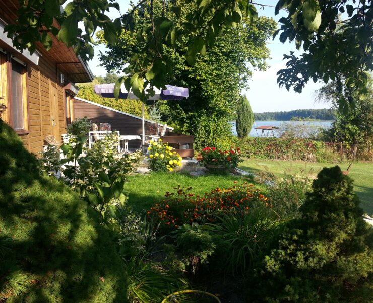 Außenbereich der Ferienwohnungen & Bungalow am Oderberg See, Foto: Renate Peters