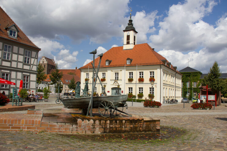 Marktplatz mit Rathaus Angermünde, Foto: Alena Lampe