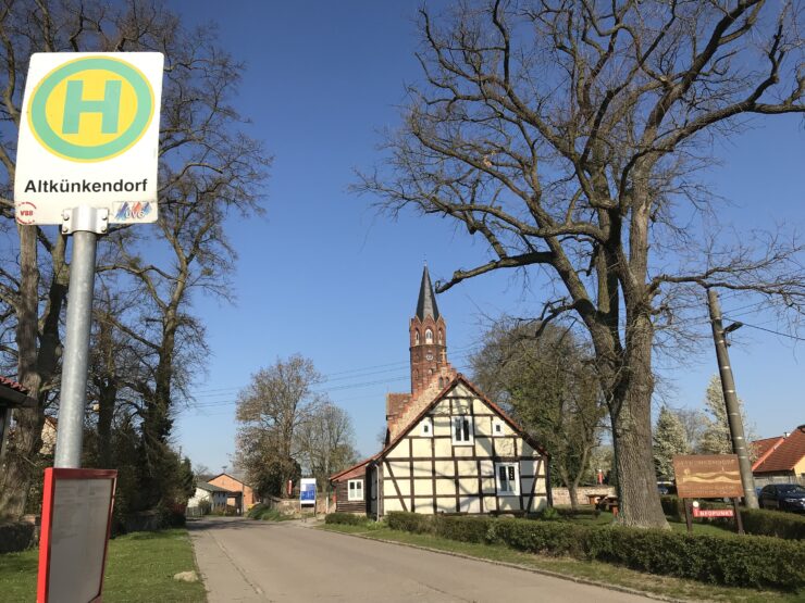 Bushaltestelle und Dorfkirche Altkünkendorf, Foto: Anet Hoppe