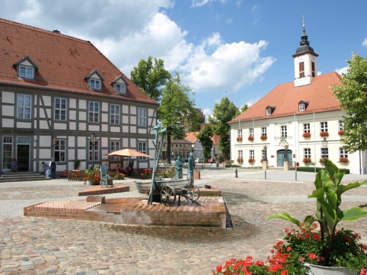 Historischer Stadtkern mit Marktbrunnenfiguren und barocken Rathaus