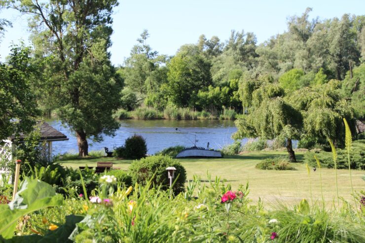 Blick auf See durch Garten der Ferienwohnungen & Bungalow am Oderberg See, Foto: Renate Peters