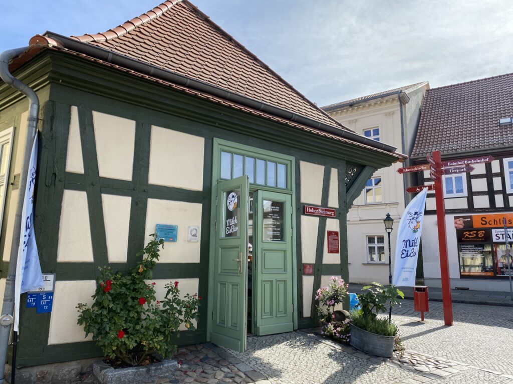 Eingang Milcheisbar Angermünde, Foto: Alena Lampe